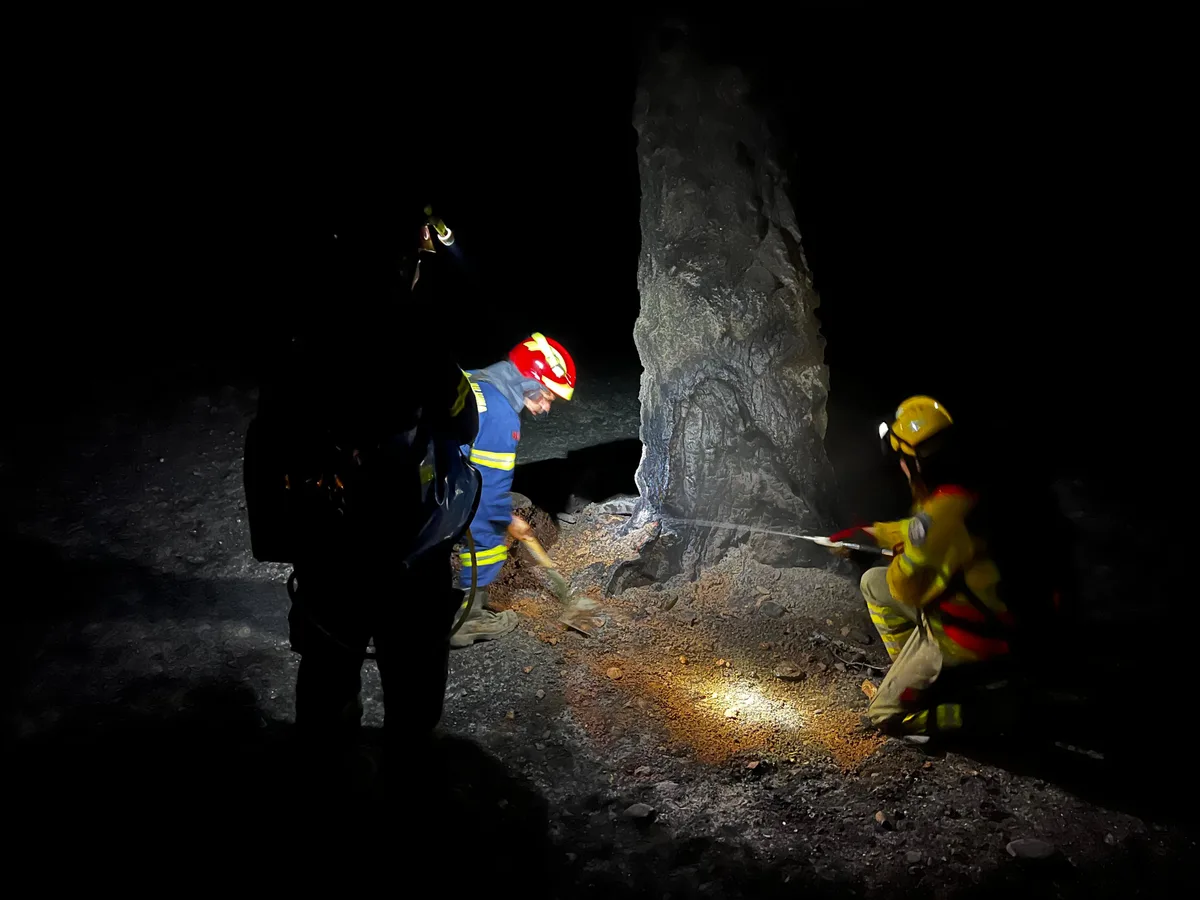 Man sieht einen Feuerwehrmann aus Effretikon in Griechenland beim Löschen von Bränden.